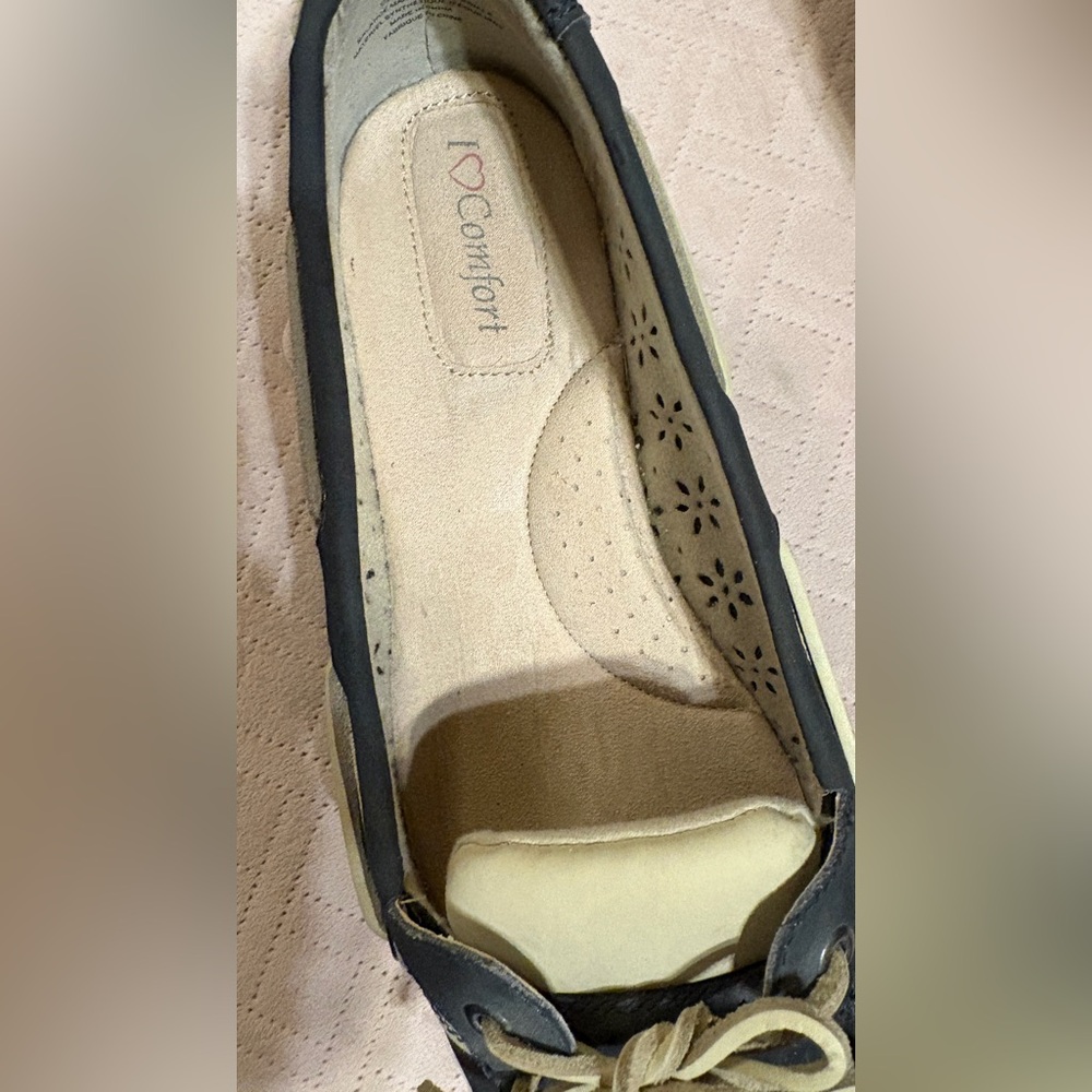 Navy & Tan leather moccasin look shoes with floral cut out design - size… - Picture 5 of 9